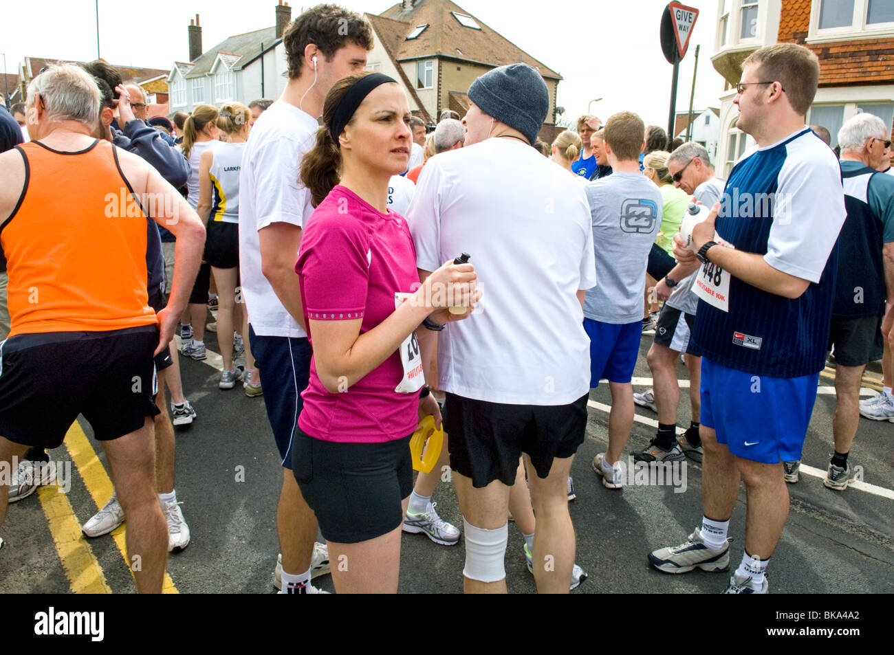 Des groupes de coureurs la collecte dans la rue avant le début d'une course de bienfaisance de 10 km Banque D'Images