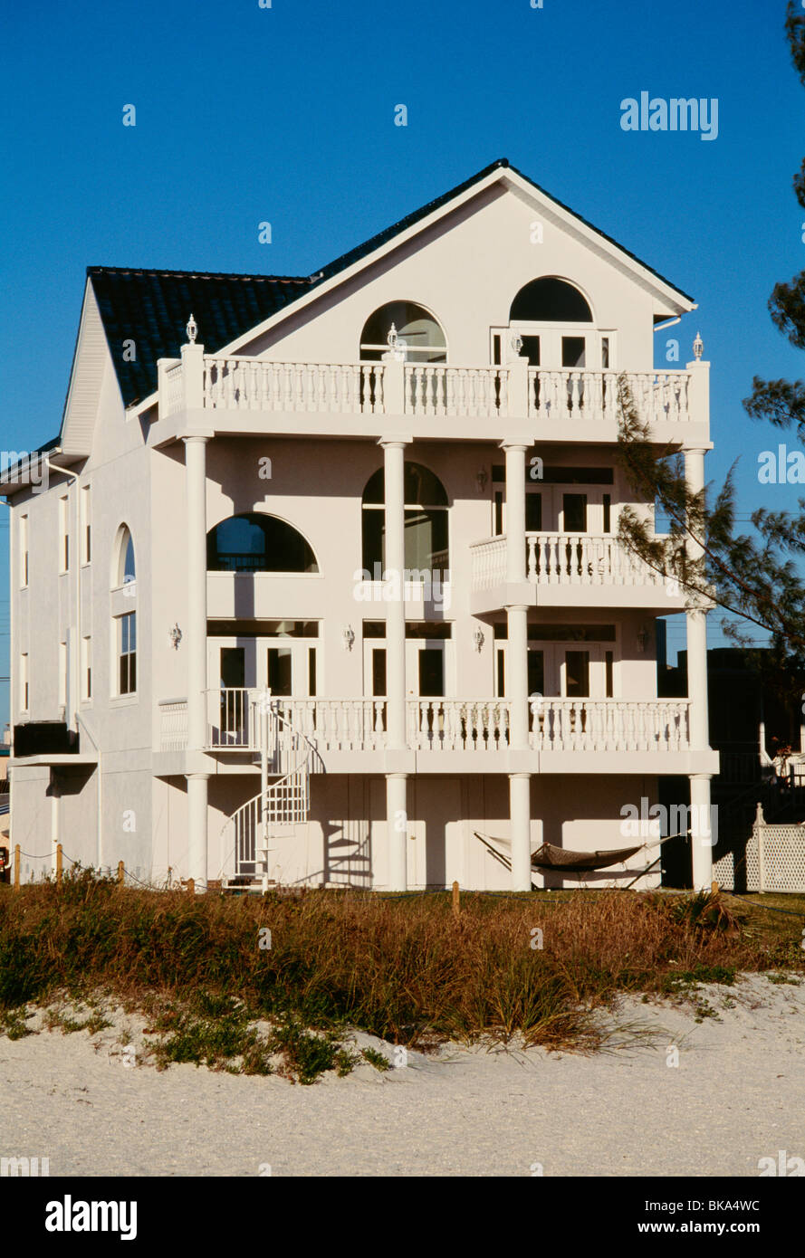 Beach House avec Three Stories and Sand, St Petersburg Beach, FL, Etats-Unis Banque D'Images