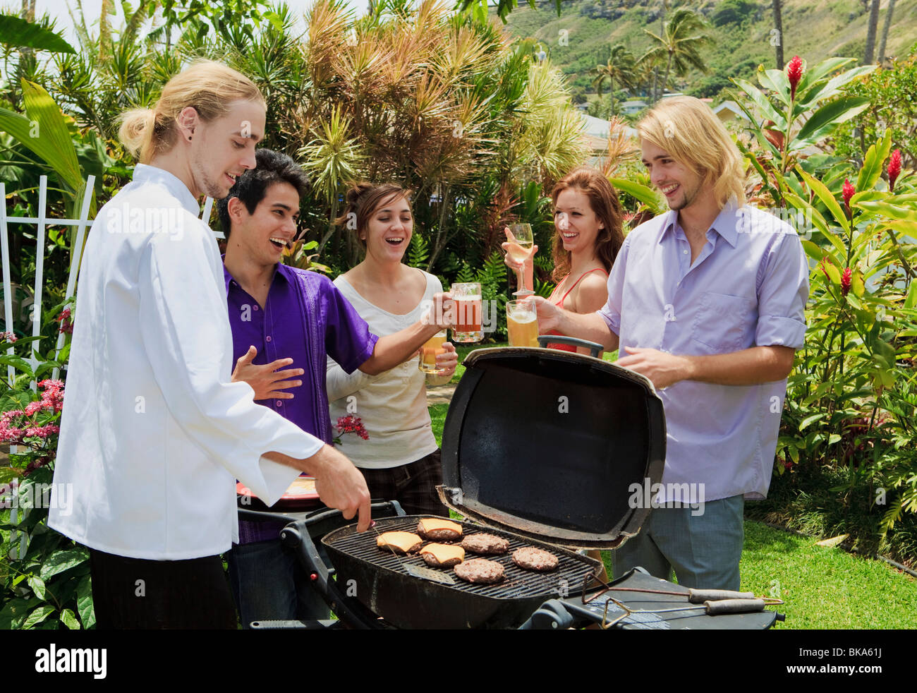 Amis à l'arrière-cour d'un bar-b-que dans hawaii Banque D'Images