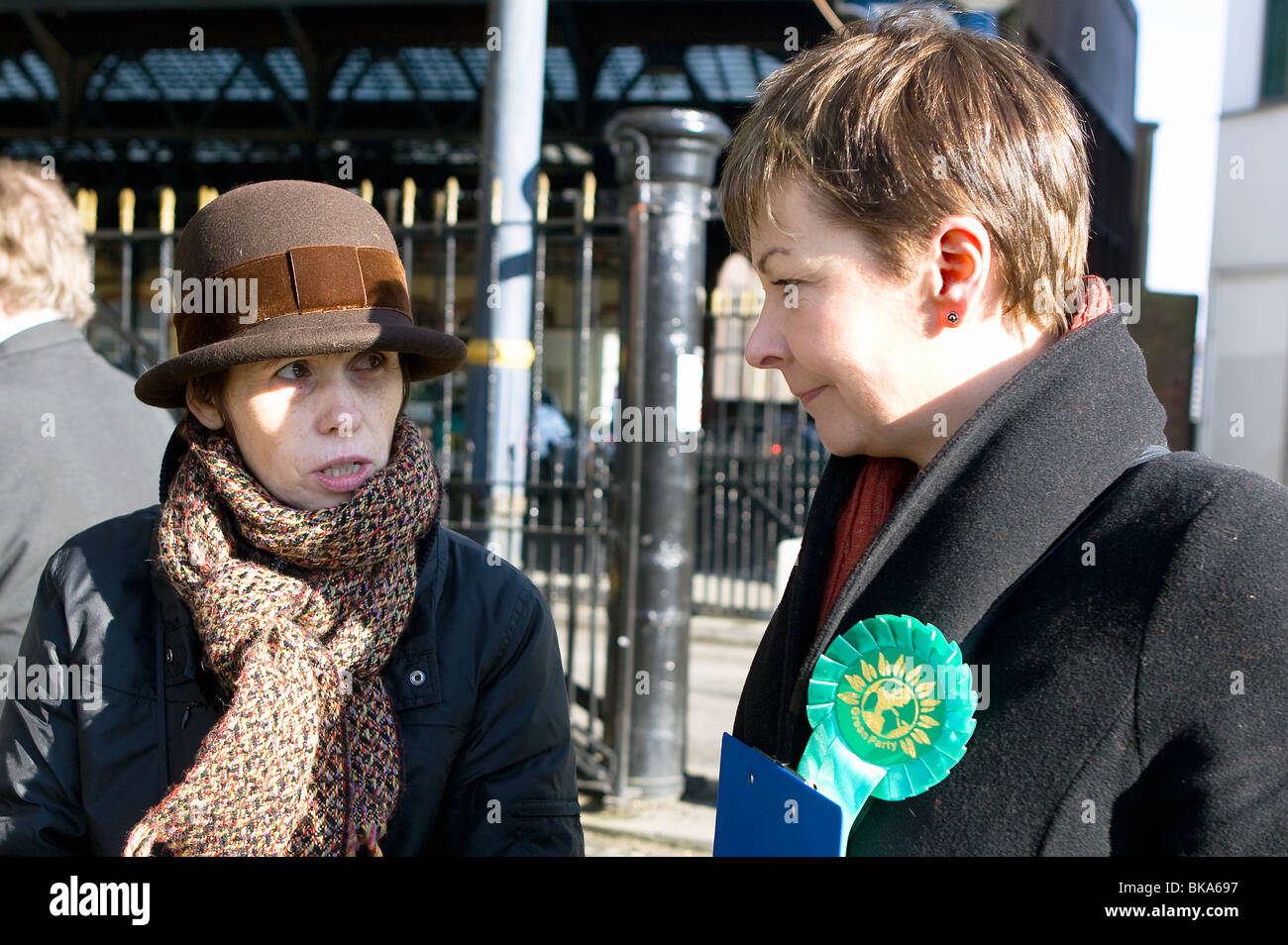 Caroline Lucas futur député, leader du parti Vert et députée européenne faisant campagne à Brighton avant l'élection générale de 2010. Banque D'Images