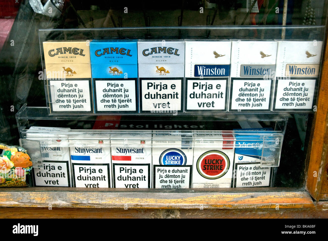 Les avertissements sur les paquets de cigarettes sont clairs, même si la  langue est l'Albanais Photo Stock