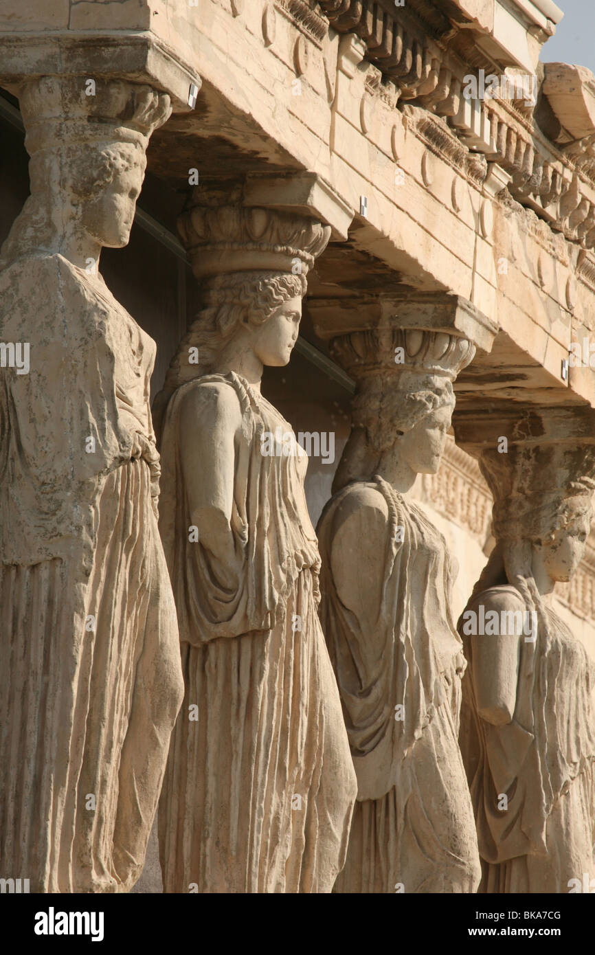 Porche de la célèbre cariatides dans l'acropole d'Athènes en Grèce. Banque D'Images