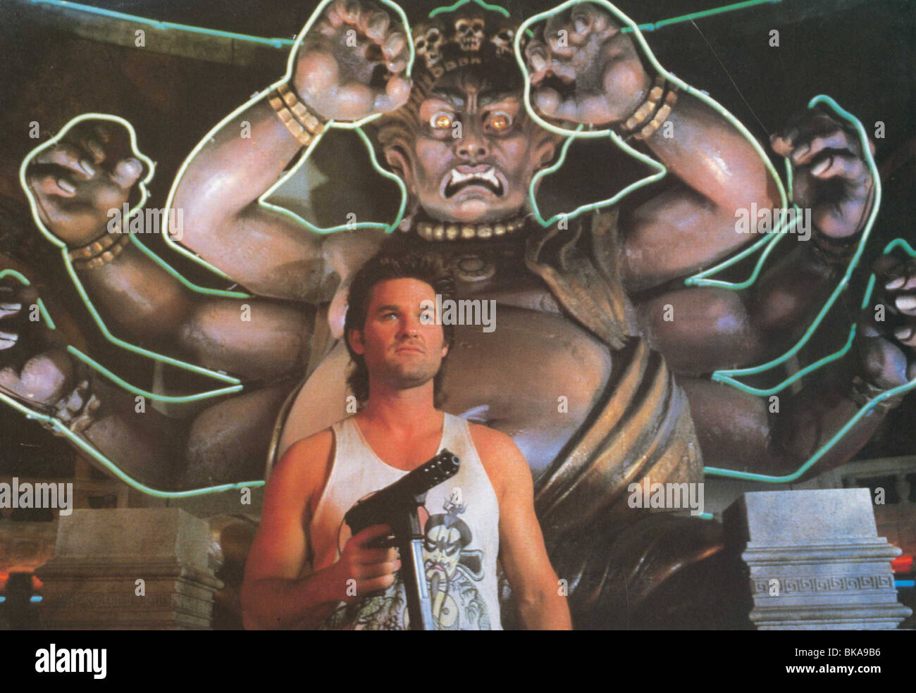 BIG TROUBLE IN LITTLE CHINA (1986) KURT RUSSELL BTCA FOH 3235 Banque D'Images
