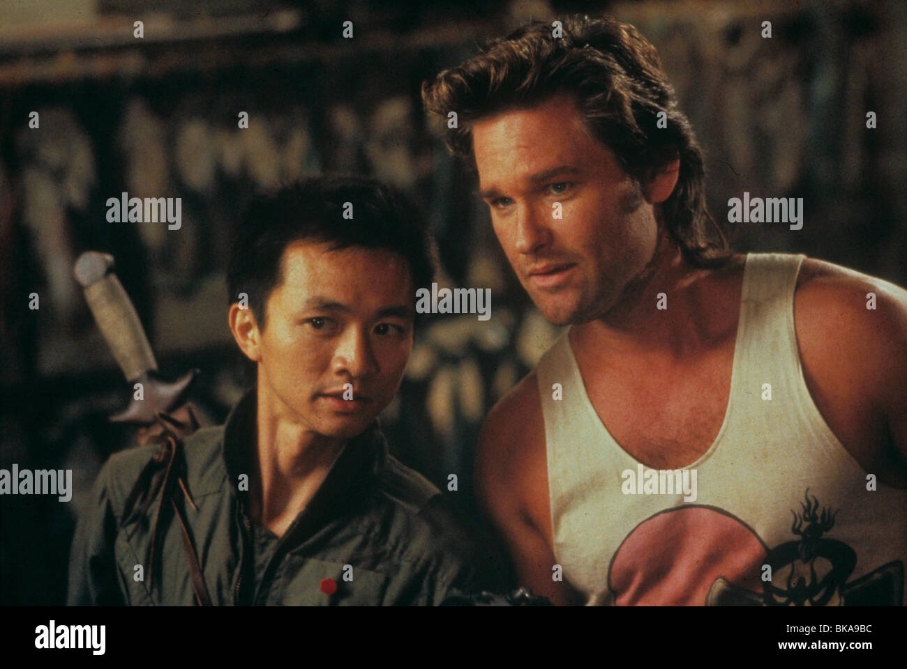 BIG TROUBLE IN LITTLE CHINA (1986) DENNIS DUN, Kurt Russell BTCA 003 Banque D'Images