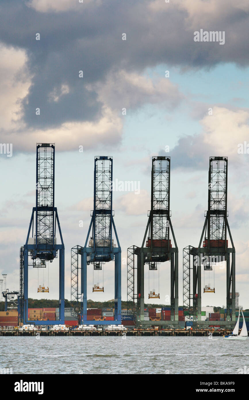 Les grues de chargement, Harwich port à conteneurs Banque D'Images