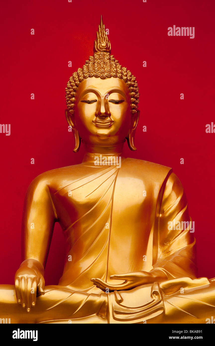 Statue du Bouddha d'or de Wat Bupparam Buddhist temple à Chiang Mai, Thaïlande. Banque D'Images