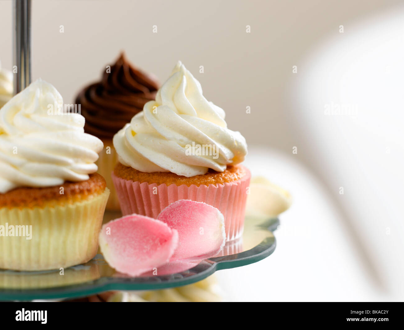 Fairy cakes on cake stand Banque D'Images