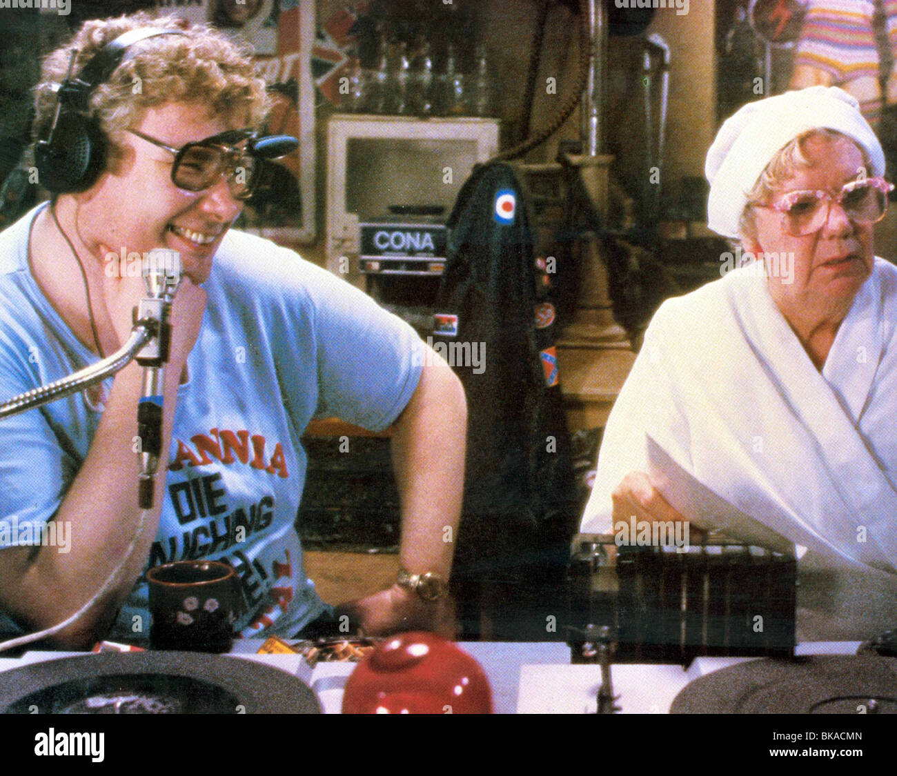 BRITANNIA HOSPITAL (1982) RICHARD GRIFFITHS, DANDY NICHOLS BRHS 005CP Banque D'Images