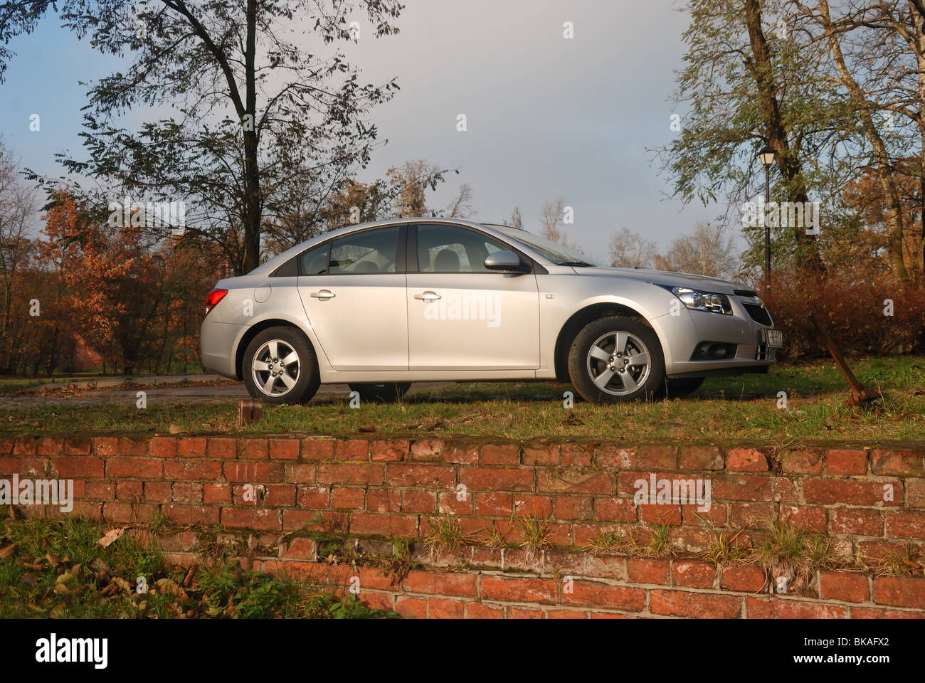 Chevrolet Cruze 1.8 - 2009 - Silver - 4 portes (sedan) 4D - voiture compacte, General Motors modèle global - dans un parc Banque D'Images