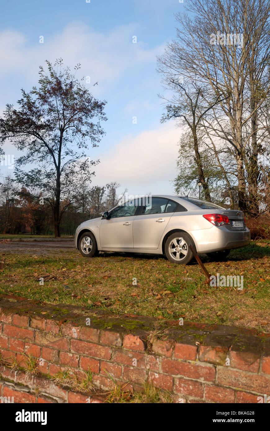 Chevrolet Cruze 1.8 - 2009 - Silver - 4 portes (sedan) 4D - voiture compacte, General Motors modèle global - dans un parc Banque D'Images