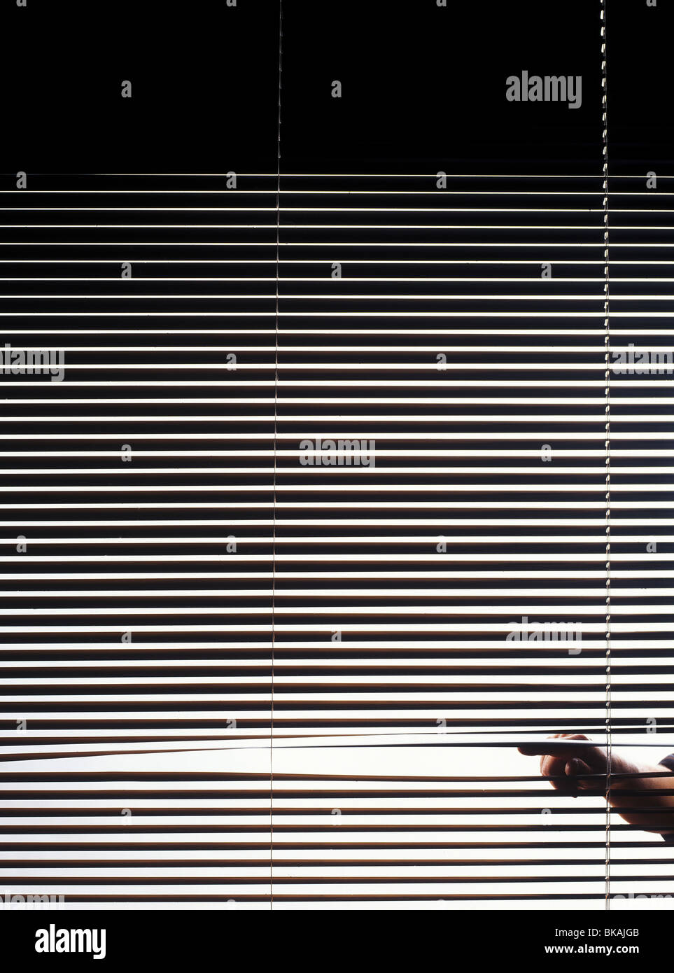 Peeping Tom sneeking autour et à travers une fenêtre Banque D'Images