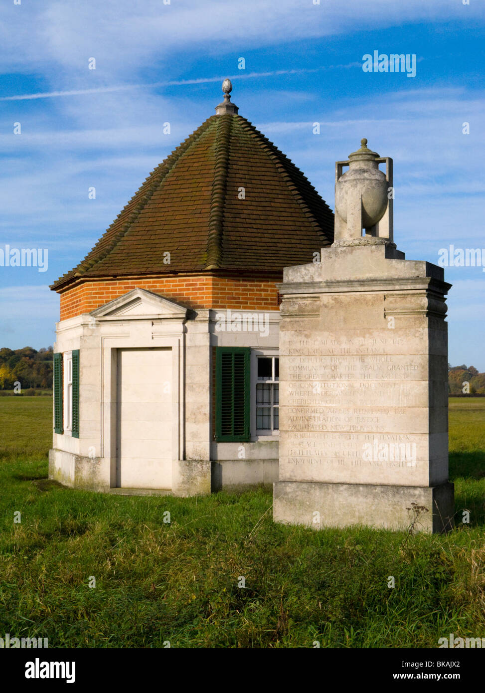 Lutyens Fairhaven Memorial monument en pierre et kiosque pier avec une histoire de Runnymede, inscrit sur elle. Runnymede, Surrey. UK. Banque D'Images