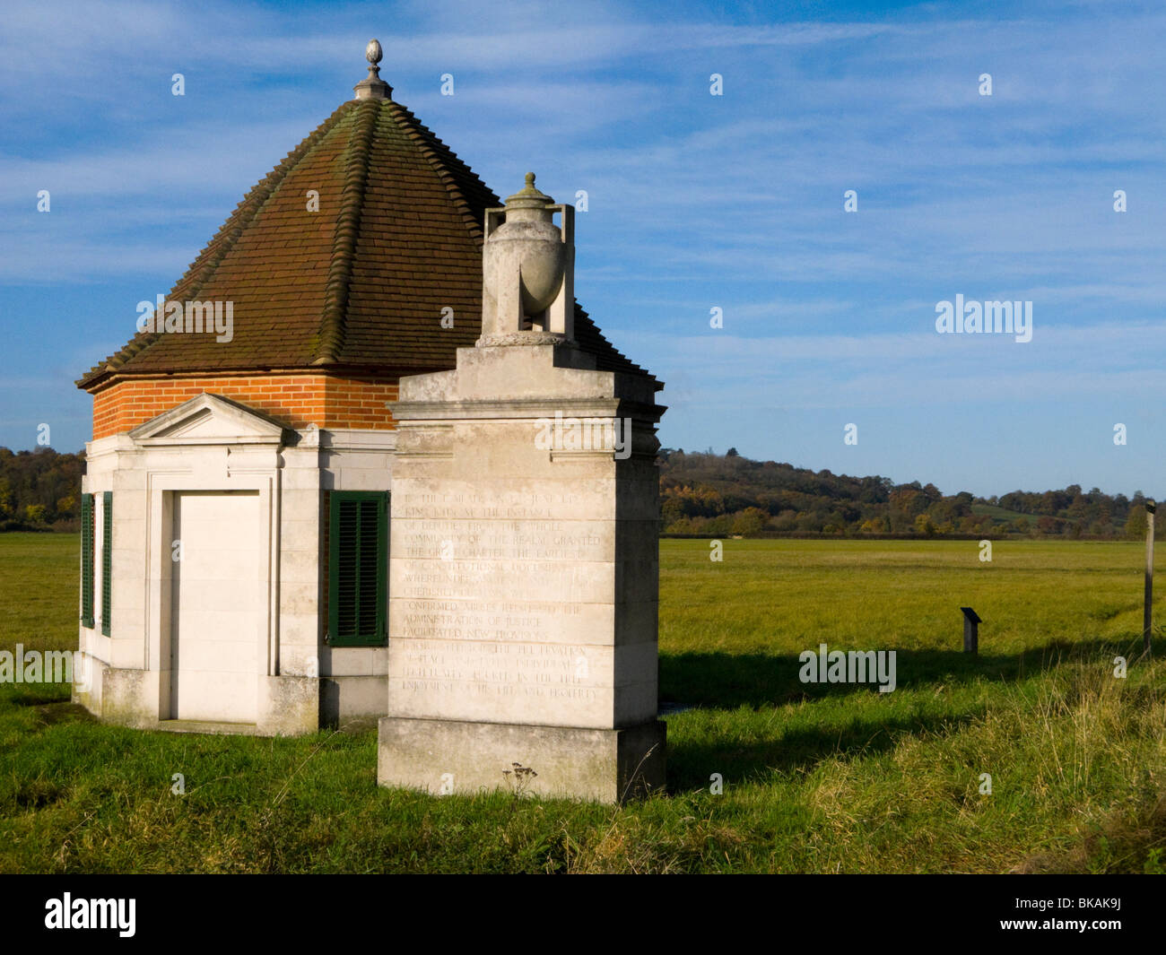 Lutyens Fairhaven Memorial monument en pierre et kiosque pier avec une histoire de Runnymede, inscrit sur elle. Runnymede, Surrey. UK. Banque D'Images