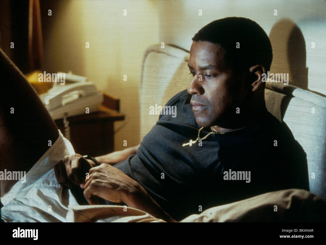 FALLEN -1998 Denzel Washington Banque D'Images