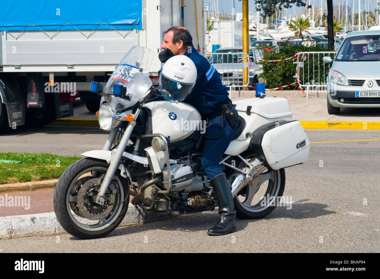 Antibes Marina , policier ou gendarme sur vanne 4 BMW moto surveille la  circulation passant dans soleil du printemps Photo Stock - Alamy