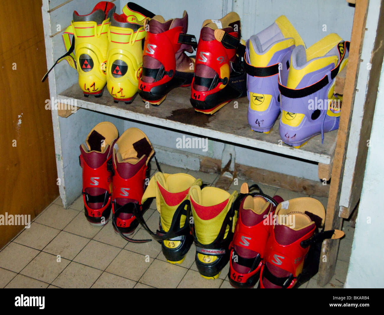 Bottes / chaussures de ski pour l'embauche / location dans la station alpine de plateau de Sur Lyand, dans le département de la France. Banque D'Images