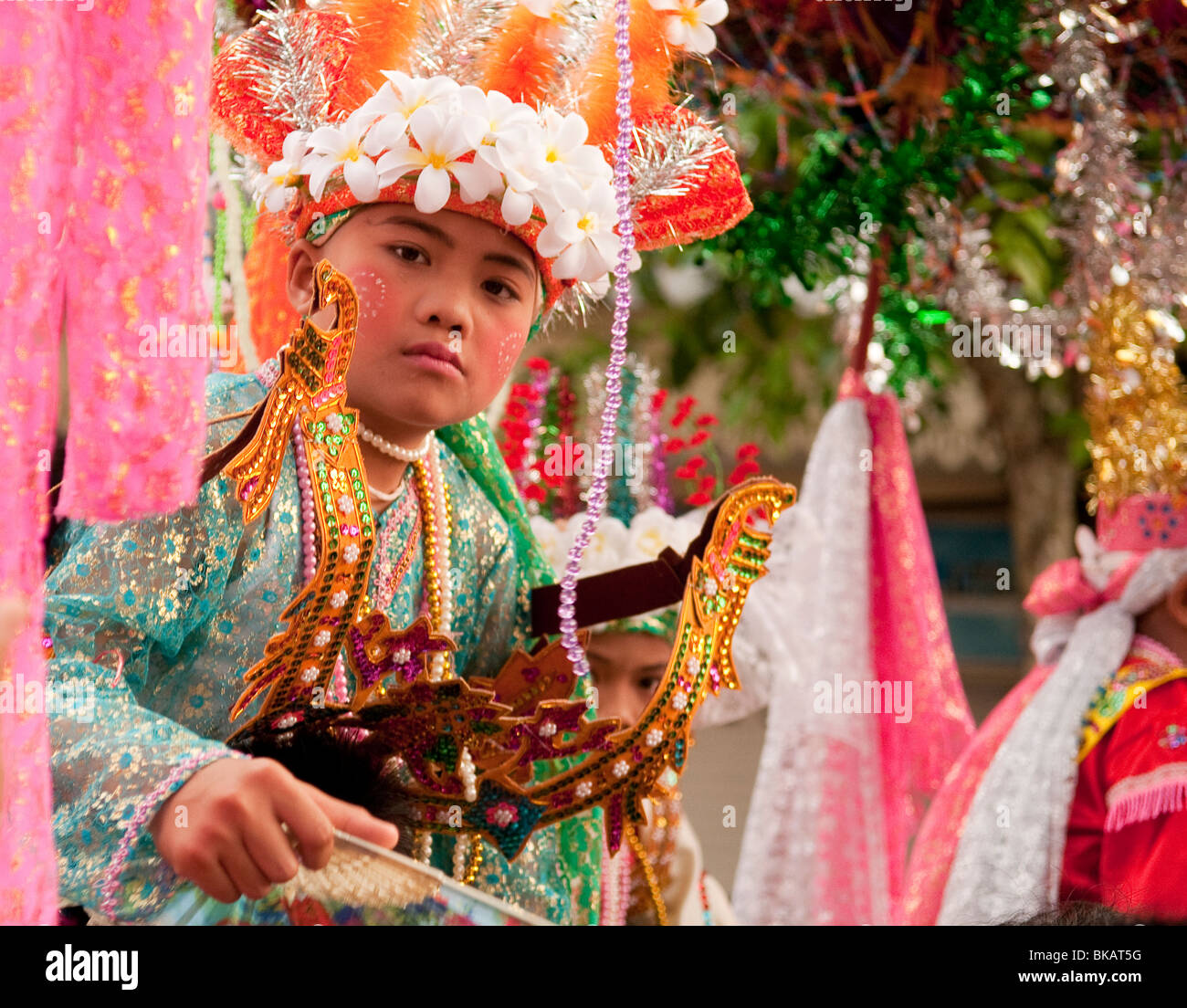 Cérémonie pour les jeunes garçons sur le point de devenir moines bouddhistes débutant par le peuple Shan de Birmanie vivant à Chiang Mai, Thaïlande Banque D'Images