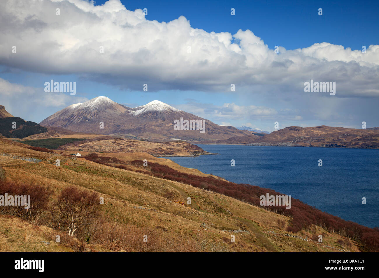 Vue sur le Loch Slapin, à la montagne Beinn Dearg Mhor & Beinn na Caillich, Isle of Skye Banque D'Images
