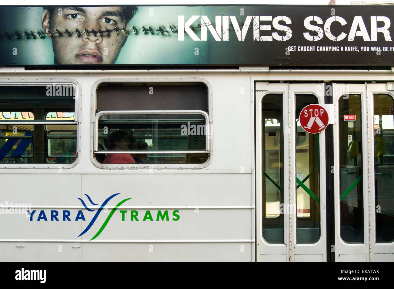 Message de campagne vie cicatrice couteaux affiché sur un tramway, Melbourne, Australie Banque D'Images