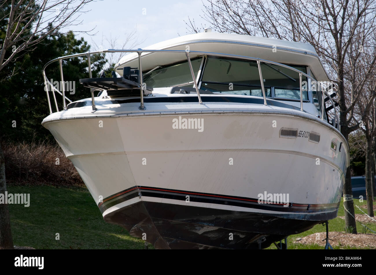 Bateau à moteur sur un support en cours de préparation pour le nautisme Banque D'Images