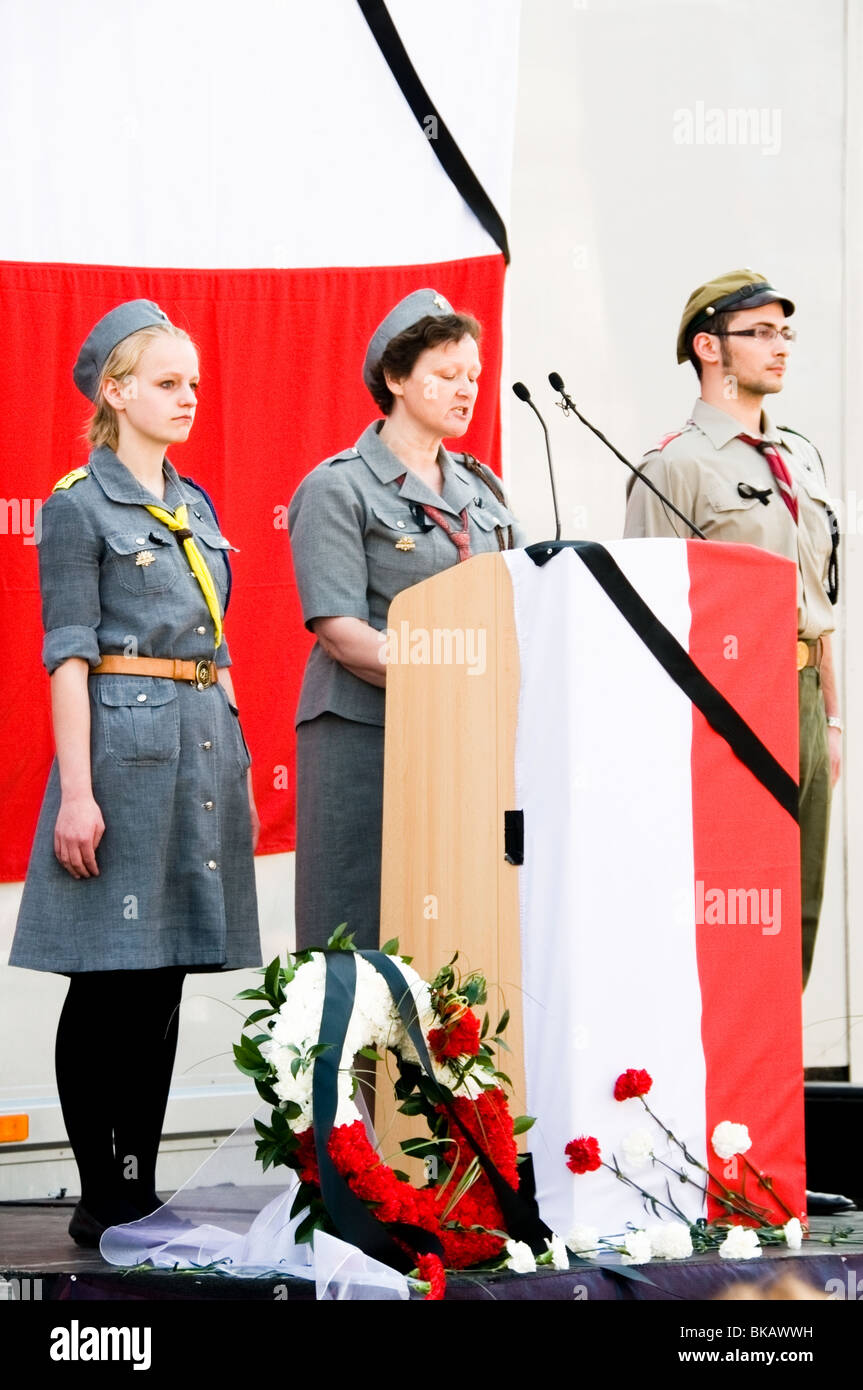 Les scouts polonais discours donnant à la Pologne, la plate-forme nationale habillés pour commémorer le président à Trafalgar Square, Londres, UK Banque D'Images