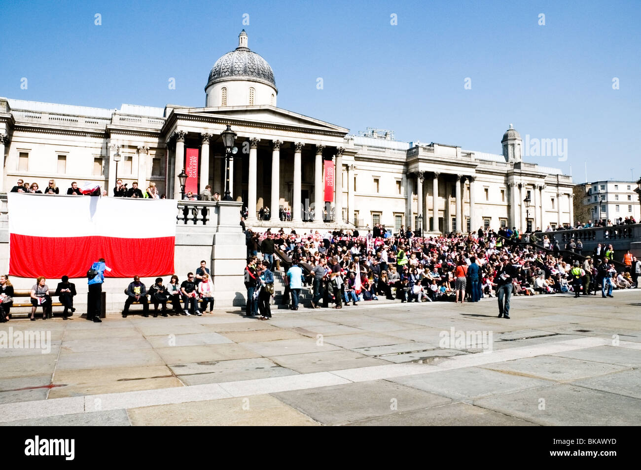Polonais, la foule rassemblée à Trafalgar Square, la National Gallery London Architecture, Londres, Angleterre, RU, FR, Europe Banque D'Images