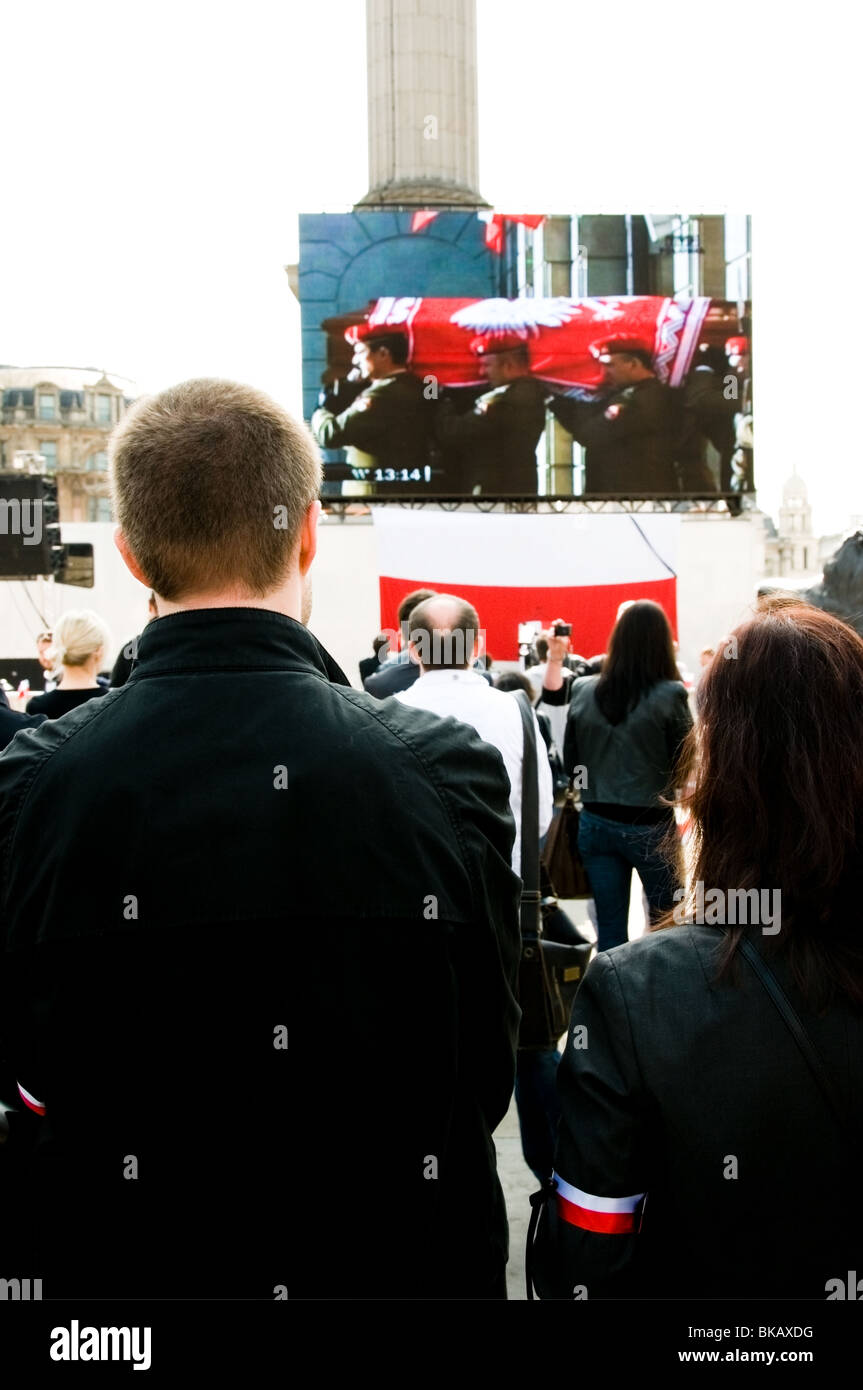 Les gens qui suivent le président polonais sur un grand écran à Trafalgar Square, Londres, Royaume-Uni, Europe, UNION EUROPÉENNE Banque D'Images