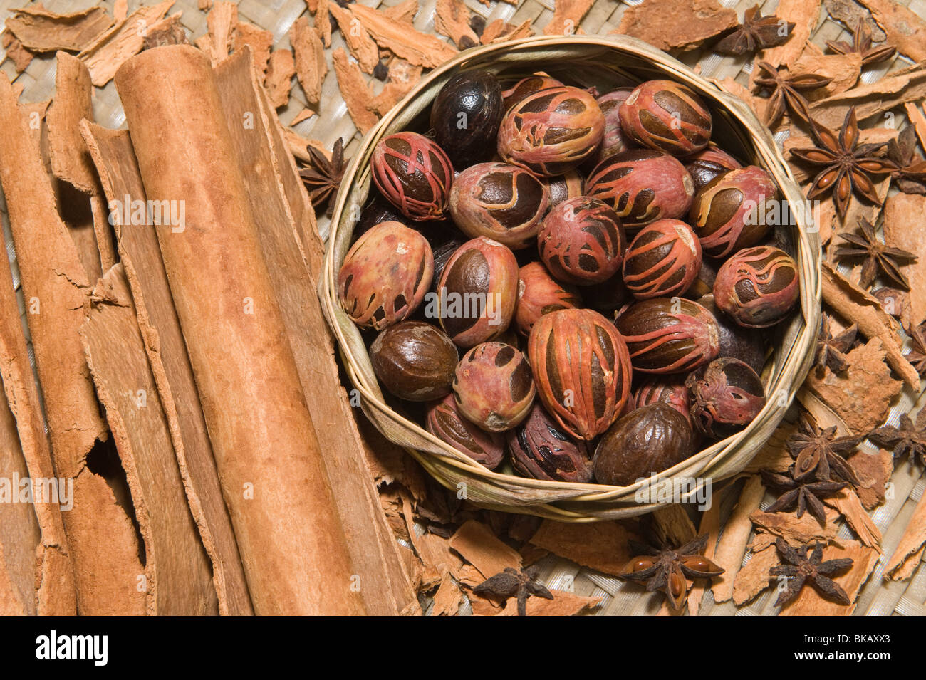 Épices : muscade, le macis, cannelle et anis dans le panier tissé à partir de feuilles de cocotier par artisan local Sainte-lucie Caraïbes Banque D'Images