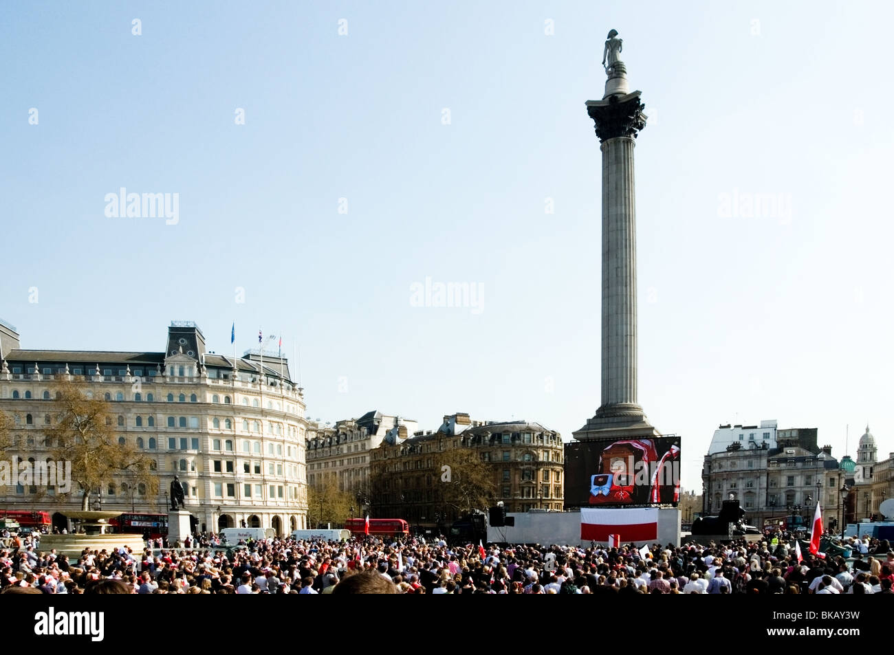 Vue large, Trafalgar Square et Nelsons Column architecture, Polish foule regardant la Radiodiffusion de Pologne, London, England, UK Banque D'Images