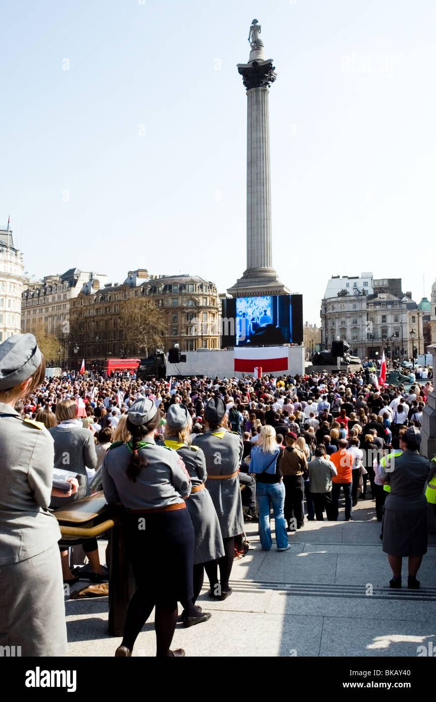 Trafalgar Square et Nelsons Column avec Polish foule regardant la radiodiffusion de la président de la Pologne, Londres, UK Banque D'Images