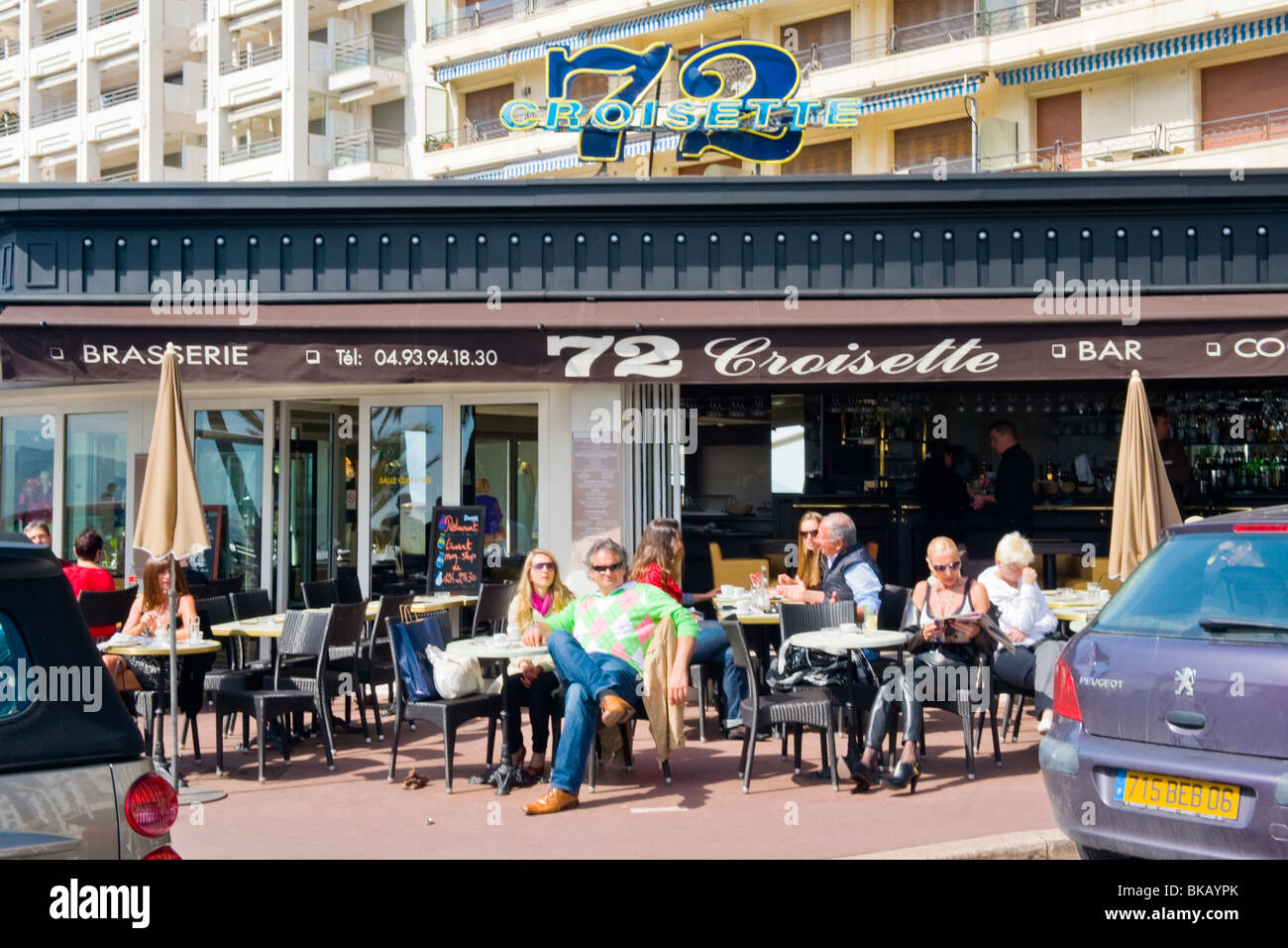 La Croisette , Cannes , le 72 Croisette bar , brasserie , restaurant avec  diners profitant du soleil du printemps Photo Stock - Alamy