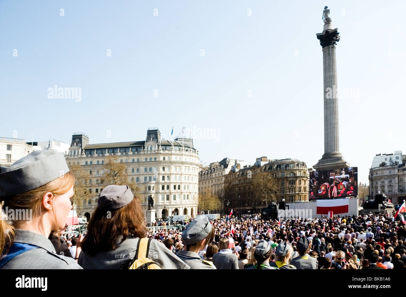 Large vue de Trafalgar Square et de Nelsons Column avec Polish foule regardant la radiodiffusion de la président de la Pologne Banque D'Images