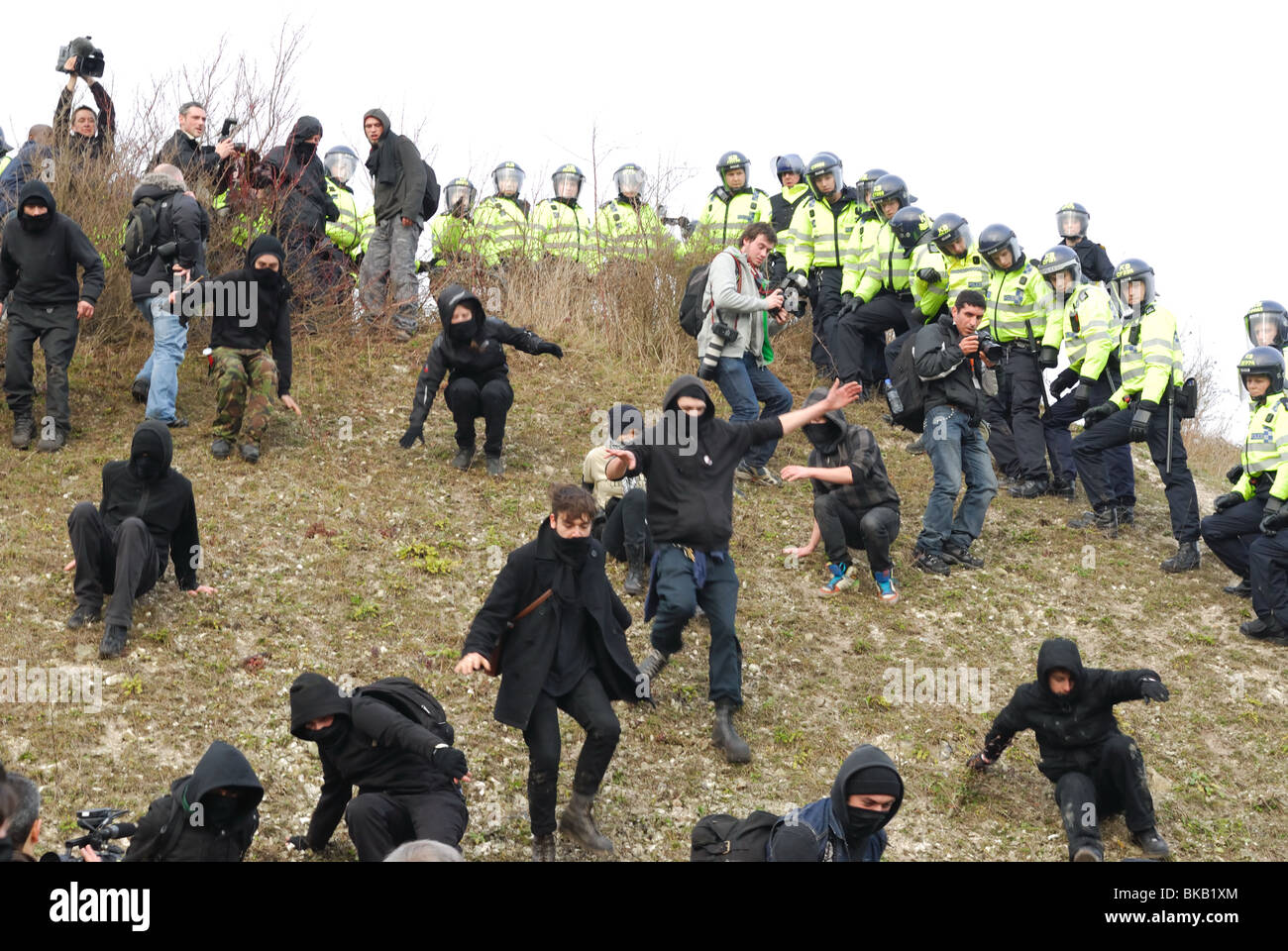 Les manifestants à l'OAE/MPC installation ITT à Brighton sont détournés par la police anti-émeute. Banque D'Images