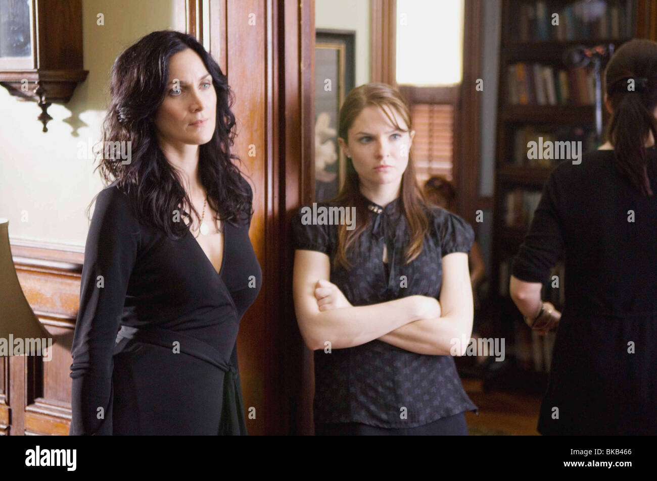 Les lucioles dans le jardin Année : 2008 Réalisateur : Dennis Lee Carrie-Anne Moss, Shannon Lucio Banque D'Images