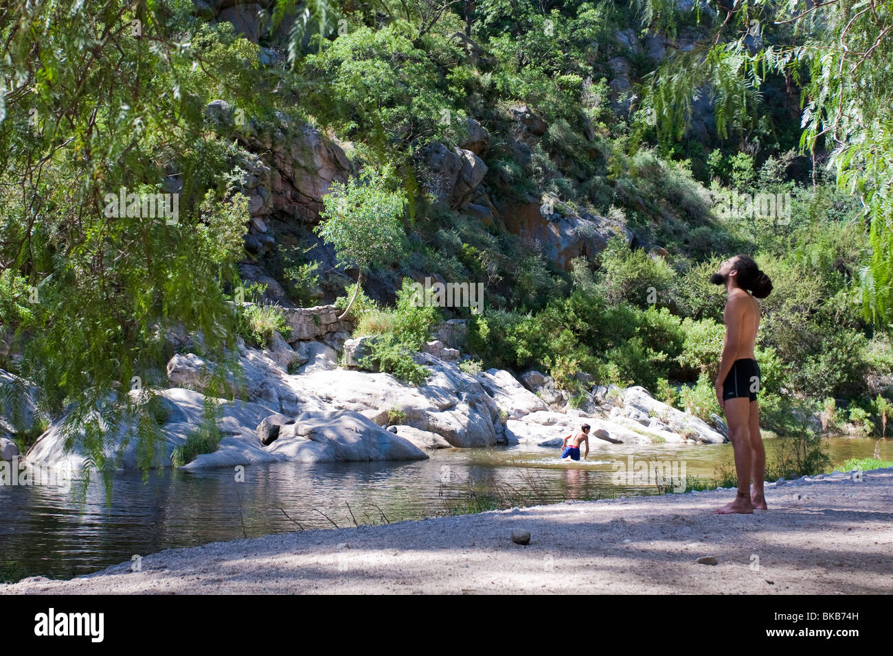 Rasta man face au soleil près d'une rivière dans la région de San Marcos Sierras, Cordoba, Argentine Banque D'Images