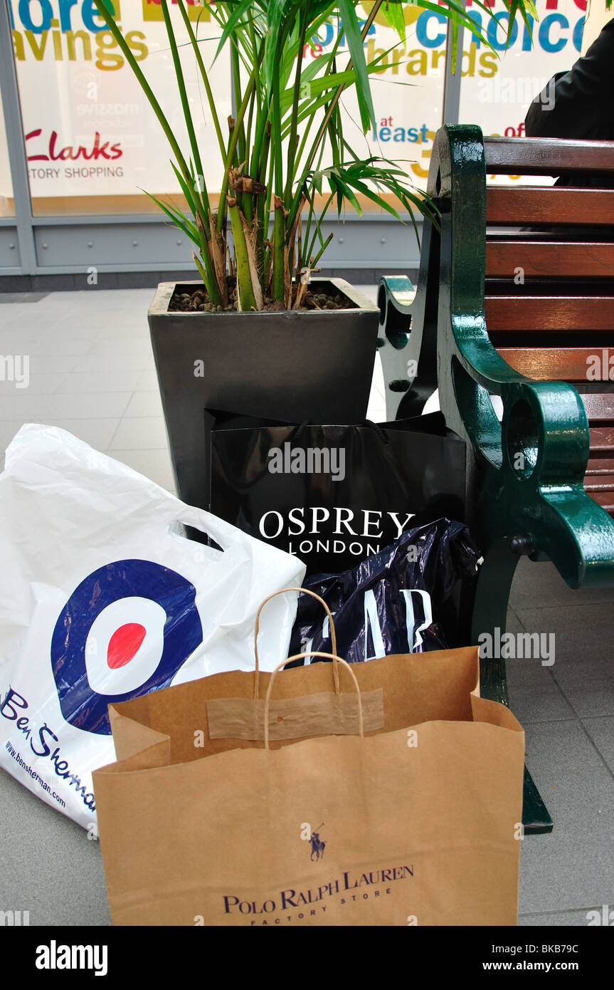 Label Designer shopping bags, Swindon Designer Outlet, Swindon, Wiltshire, Angleterre, Royaume-Uni Banque D'Images