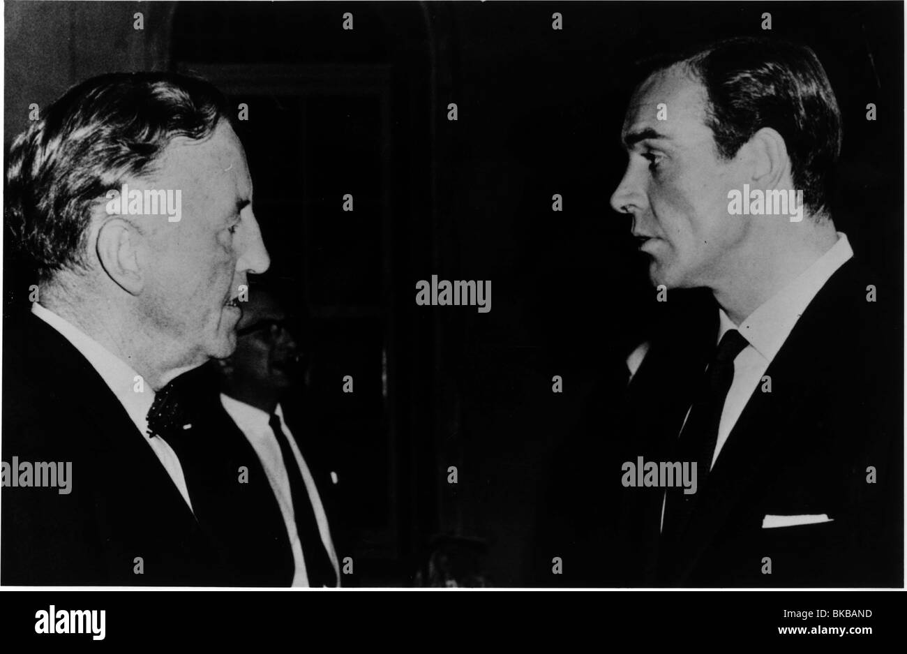 IAN FLEMING (WRI) PORTRAIT O/S 'From Russia With Love' (1963) SEAN CONNERY FLEM 003P Banque D'Images