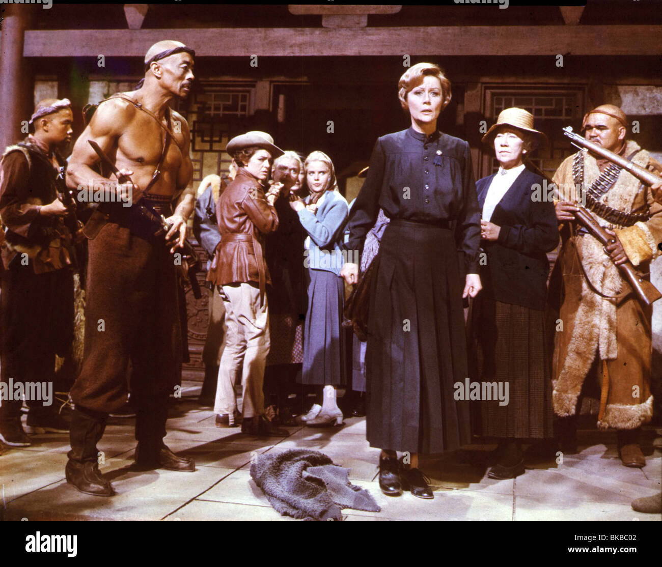 7 FEMMES (1965), WOODY STRODE, ANNE BANCROFT, SUE LYON, MARGARET LEIGHTON, FLORA ROBSON SVW 005O/S Banque D'Images