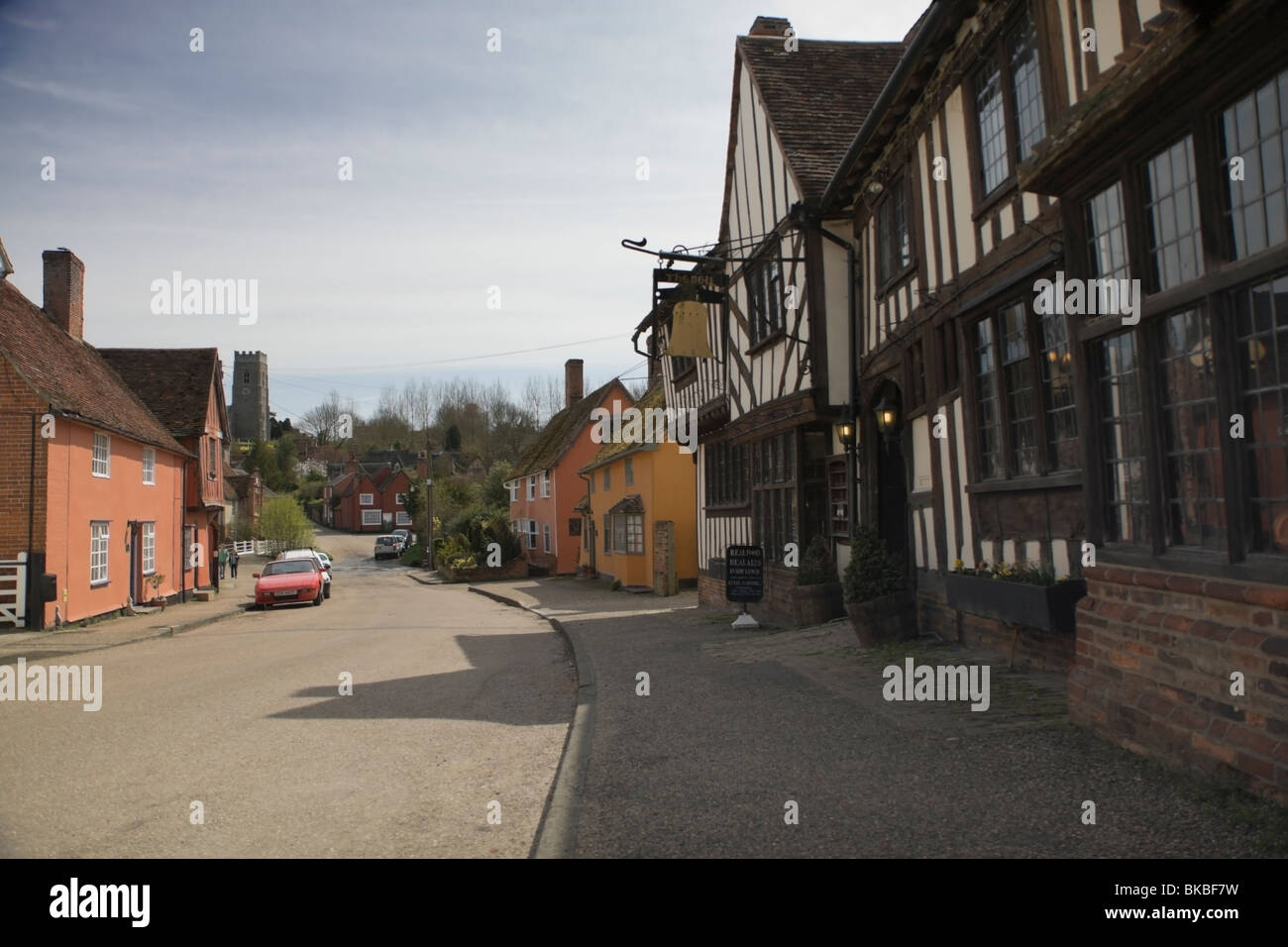 L'église visible au-delà de la rue principale dans le village de Kersey, Suffolk Banque D'Images