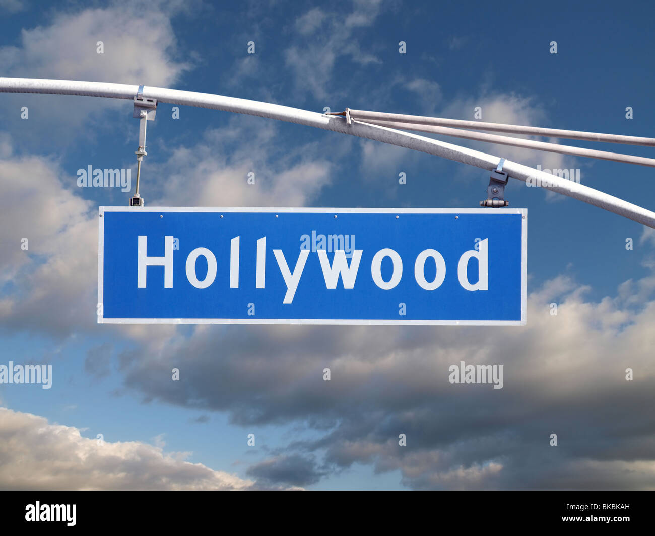 Hollywood Boulevard street sign avec ciel d'hiver spectaculaire. Banque D'Images