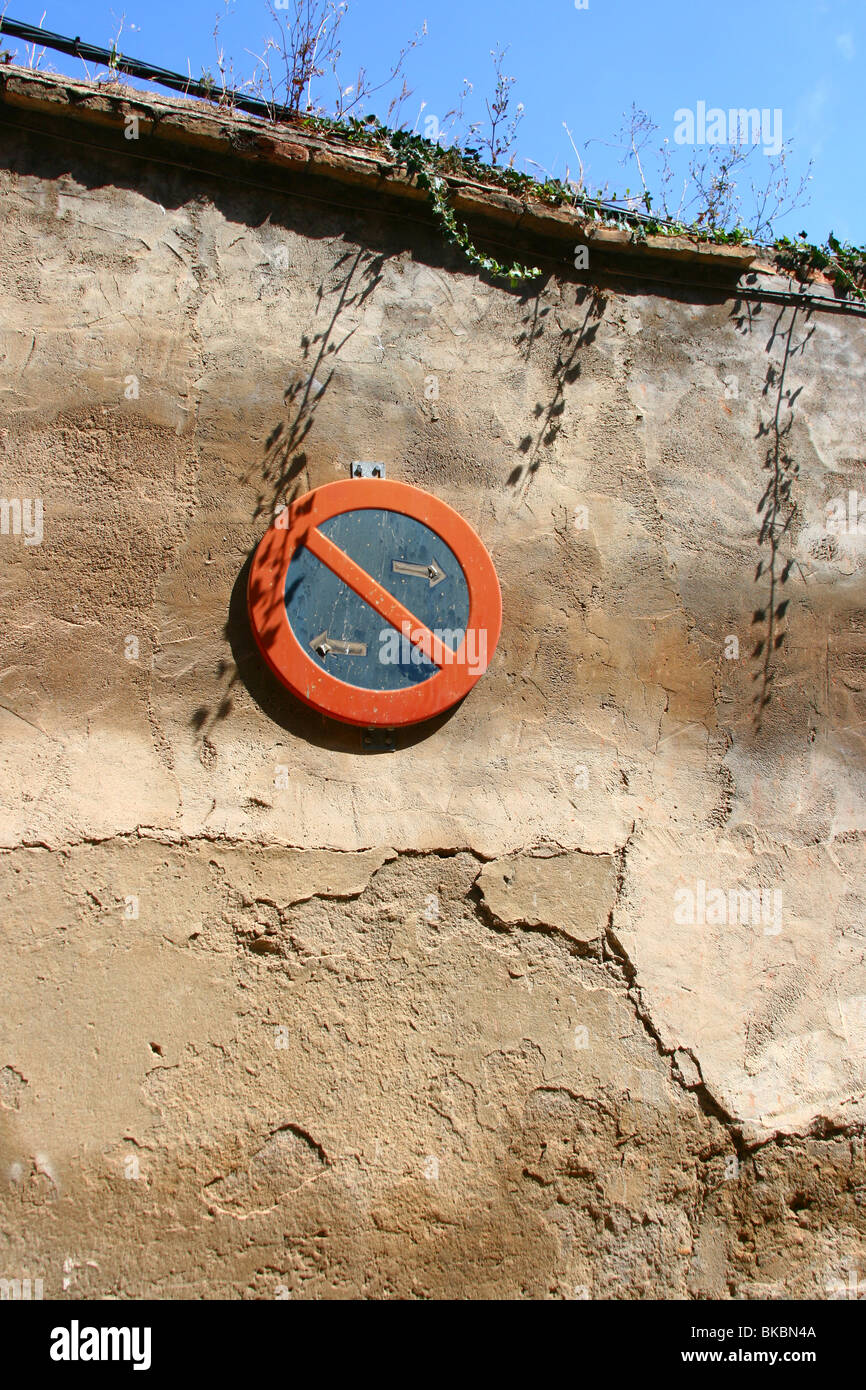 No parking sign sur le mur de ville de Saragosse, Espagne Banque D'Images