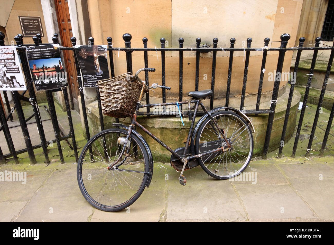 Un vieux vélo avec un panier, Cambridge, Cambridgeshire, Angleterre, RU Banque D'Images