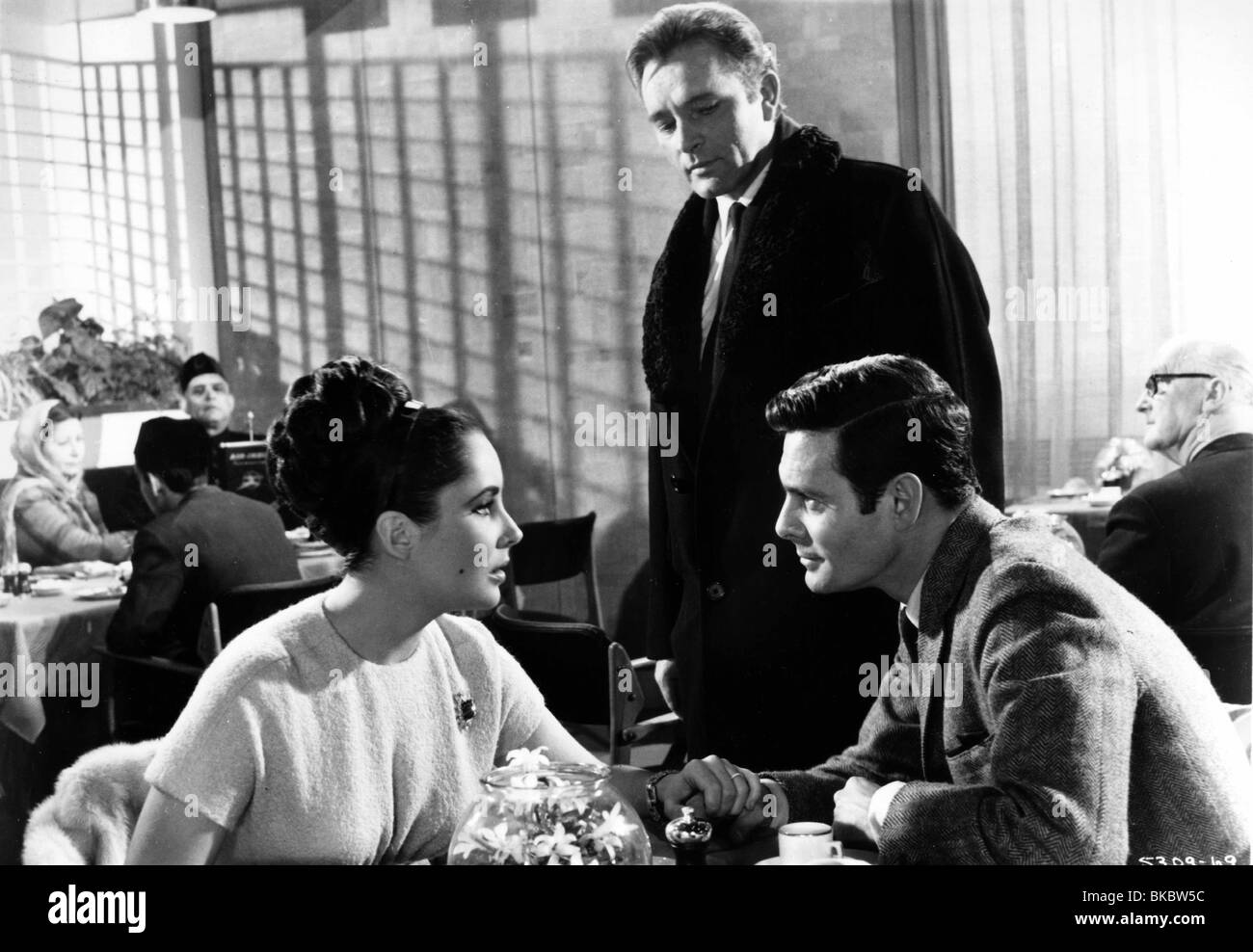 La V.I.P. (1963) Elizabeth Taylor, RICHARD BURTON, LOUIS JOURDAN VIP 001P Banque D'Images