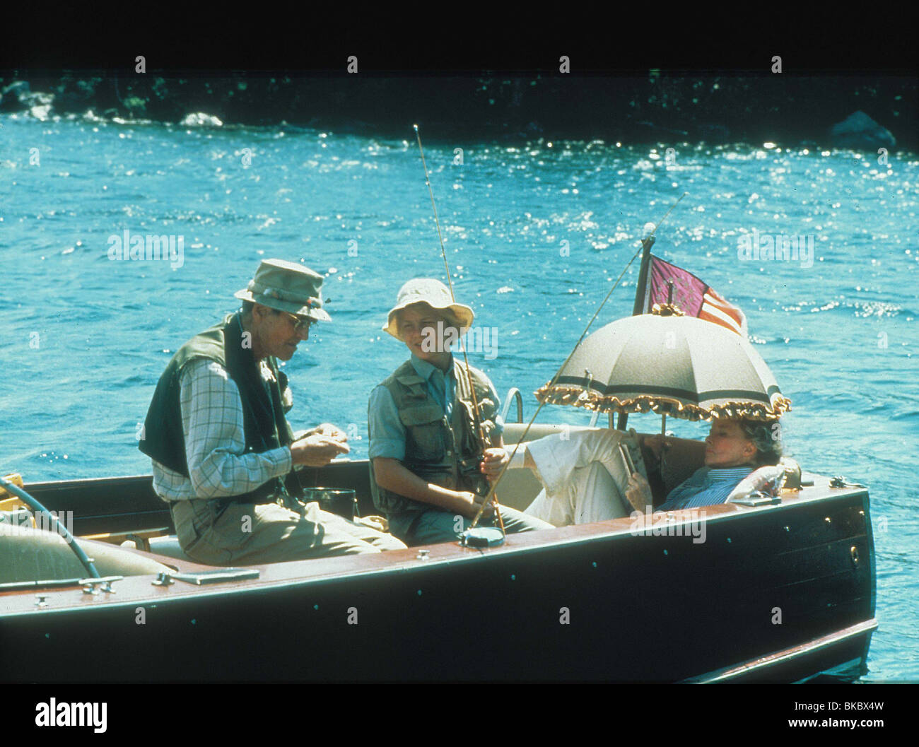 ON GOLDEN POND (1981) Henry Fonda, DOUG MCKEON, KATHARINE HEPBURN O5d 039 (L) ITC ANNONCES SEULEMENT Banque D'Images