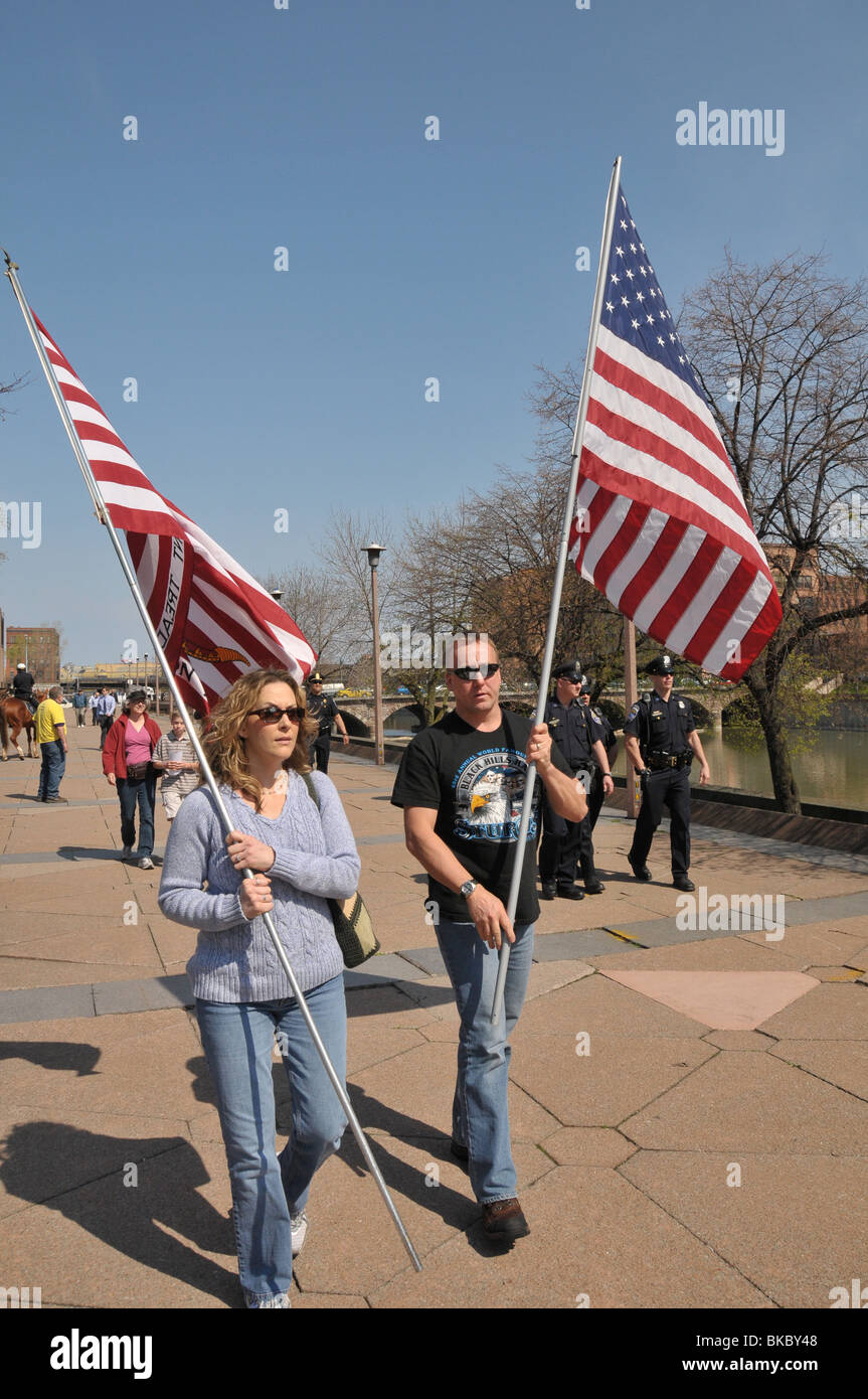 Marcher avec des drapeaux américains. Banque D'Images