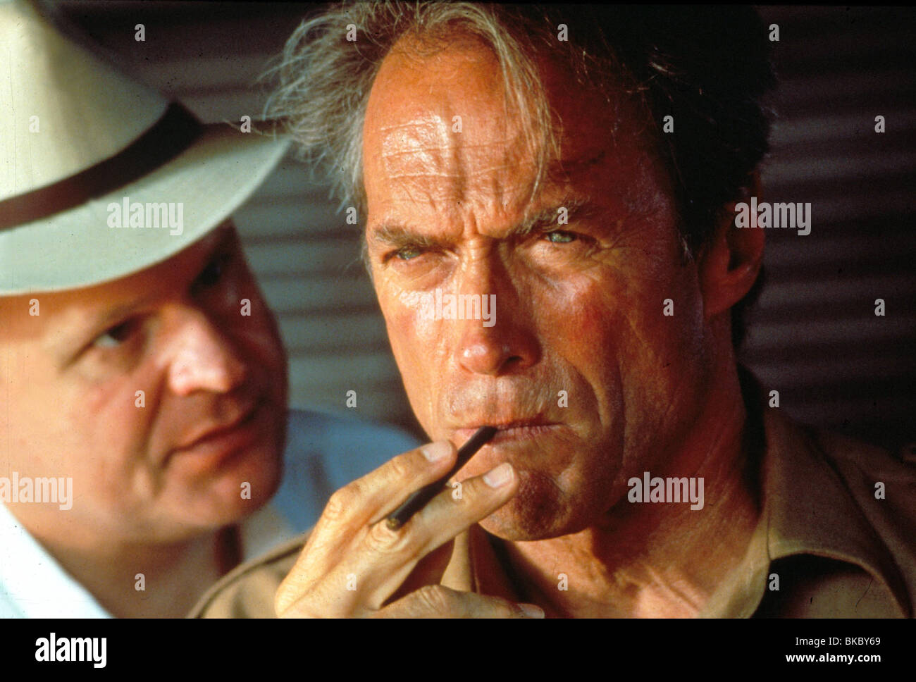 Chasseur BLANC, CŒUR NOIR (1990) GEORGE DZUNDZA, CLINT EASTWOOD WHB 009 Banque D'Images
