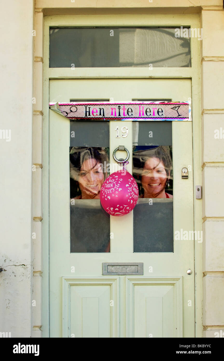 Une maison mitoyenne porte avant dans le centre de Brighton annonce qu'il a été repris pour un week-end hen party. Banque D'Images