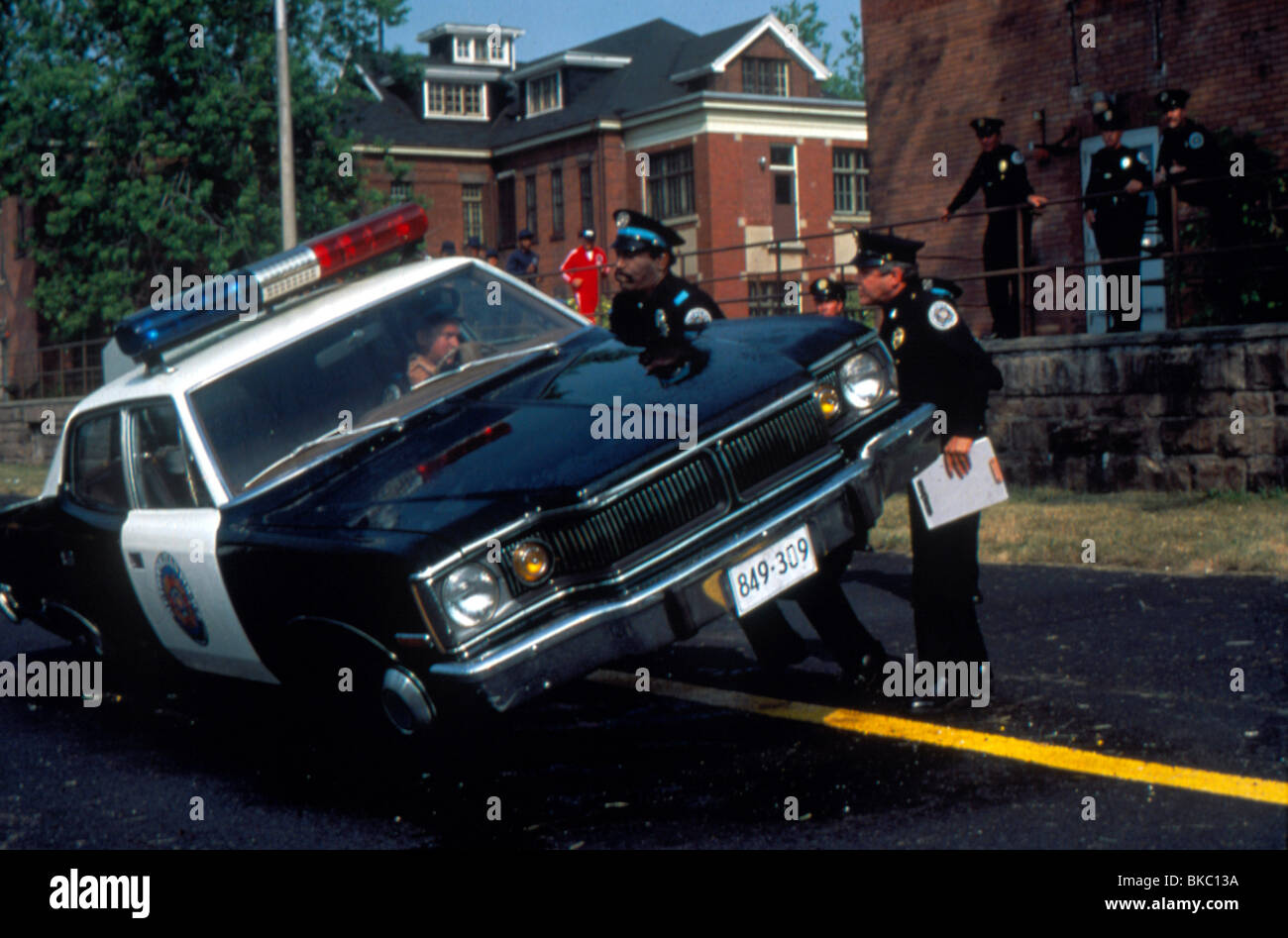 POLICE ACADEMY (1984) BUBBA SMITH, G W BAILEY VOITURE DE POLICE PLA 023 Banque D'Images