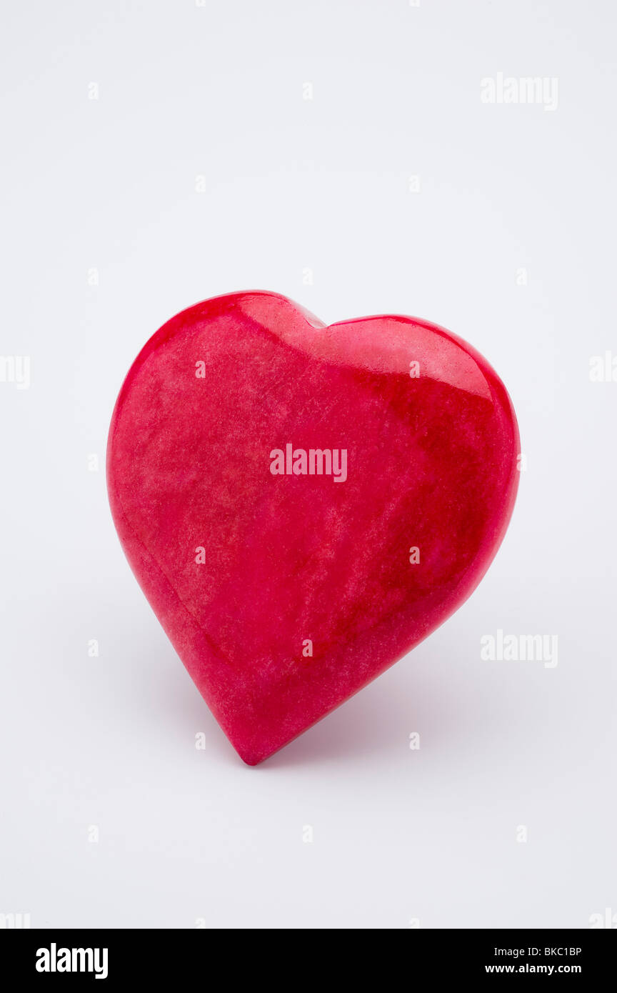 Coeur de pierre rouge sur fond blanc Banque D'Images