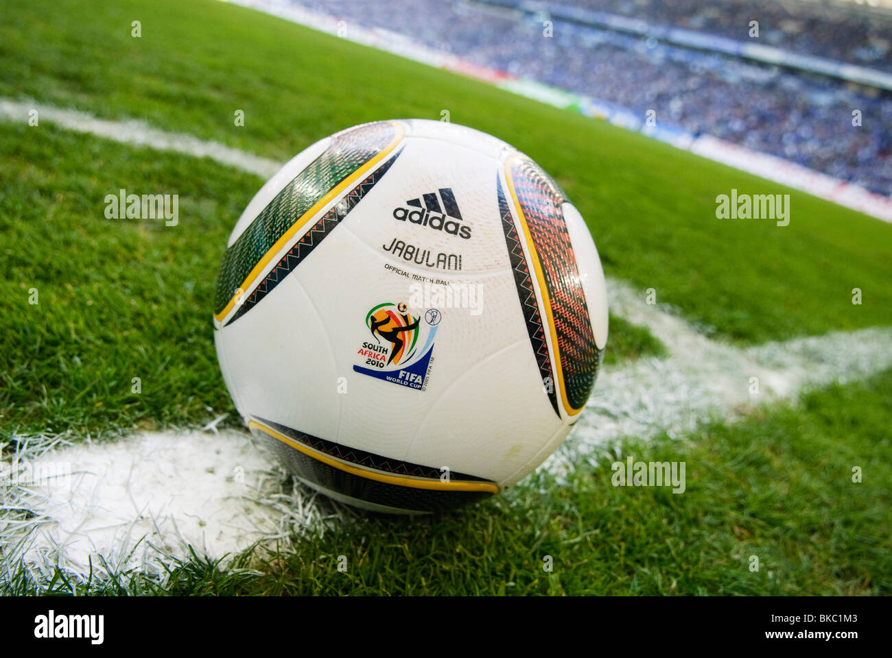 Jabulani, matchball officiel de la Coupe du Monde de Football 2010 en Afrique du Sud à l'angle des oitch football Banque D'Images